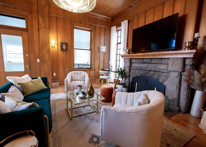 Docs Place Historic Jewel In Downtown Sophisticated Elegance Apartment